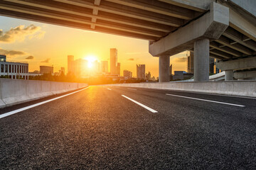 简述对幼儿园孩子进行海姆立克急救法的基本操作电大